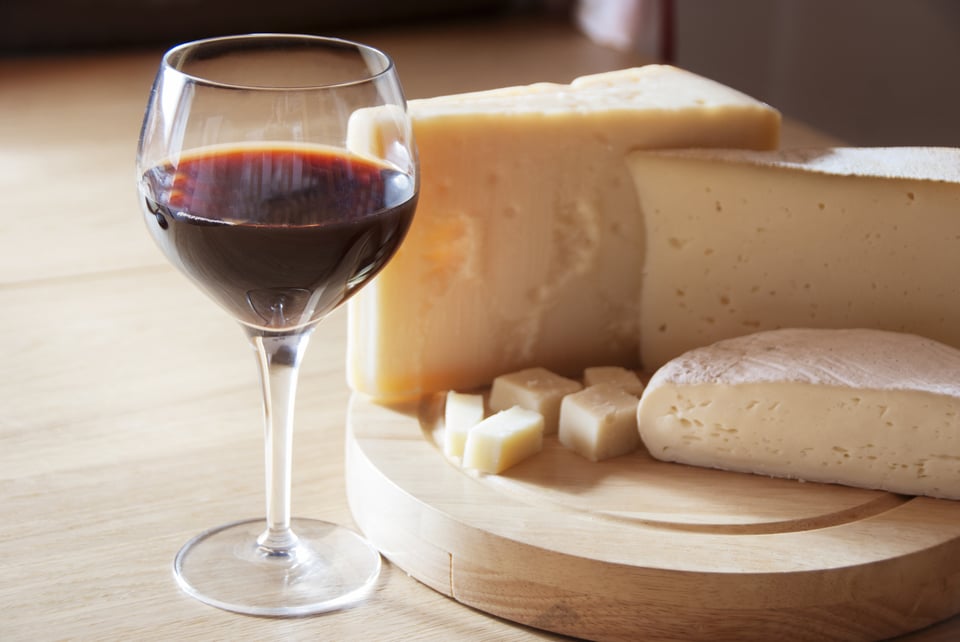 Сыр вино санкт петербург. Вино и сыр. Вино с сыром. Сыры к вину. Французские сыры и вино.