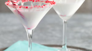 betty crocker_white chocolate peppermint martini recipe_martini glass with peppermint cocktail